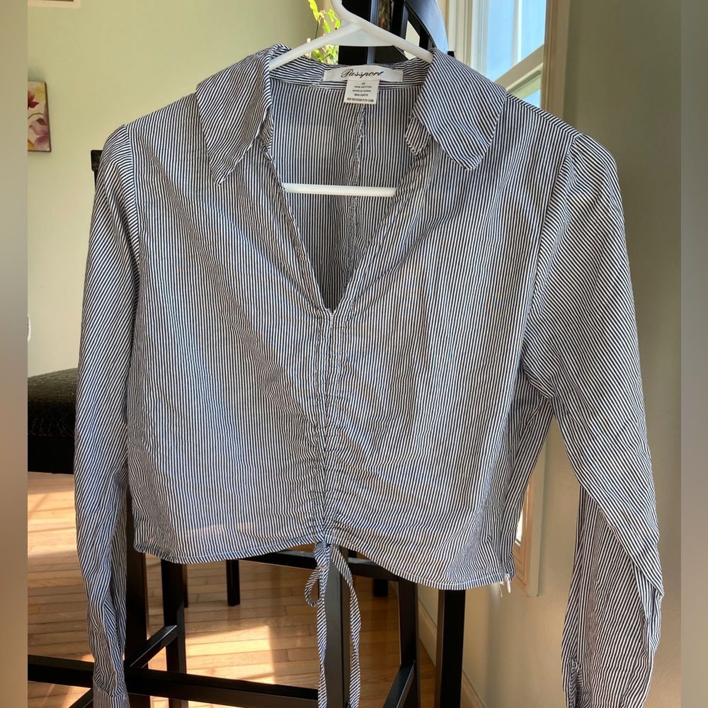 Passport crop blouse blueish gray color small stripes